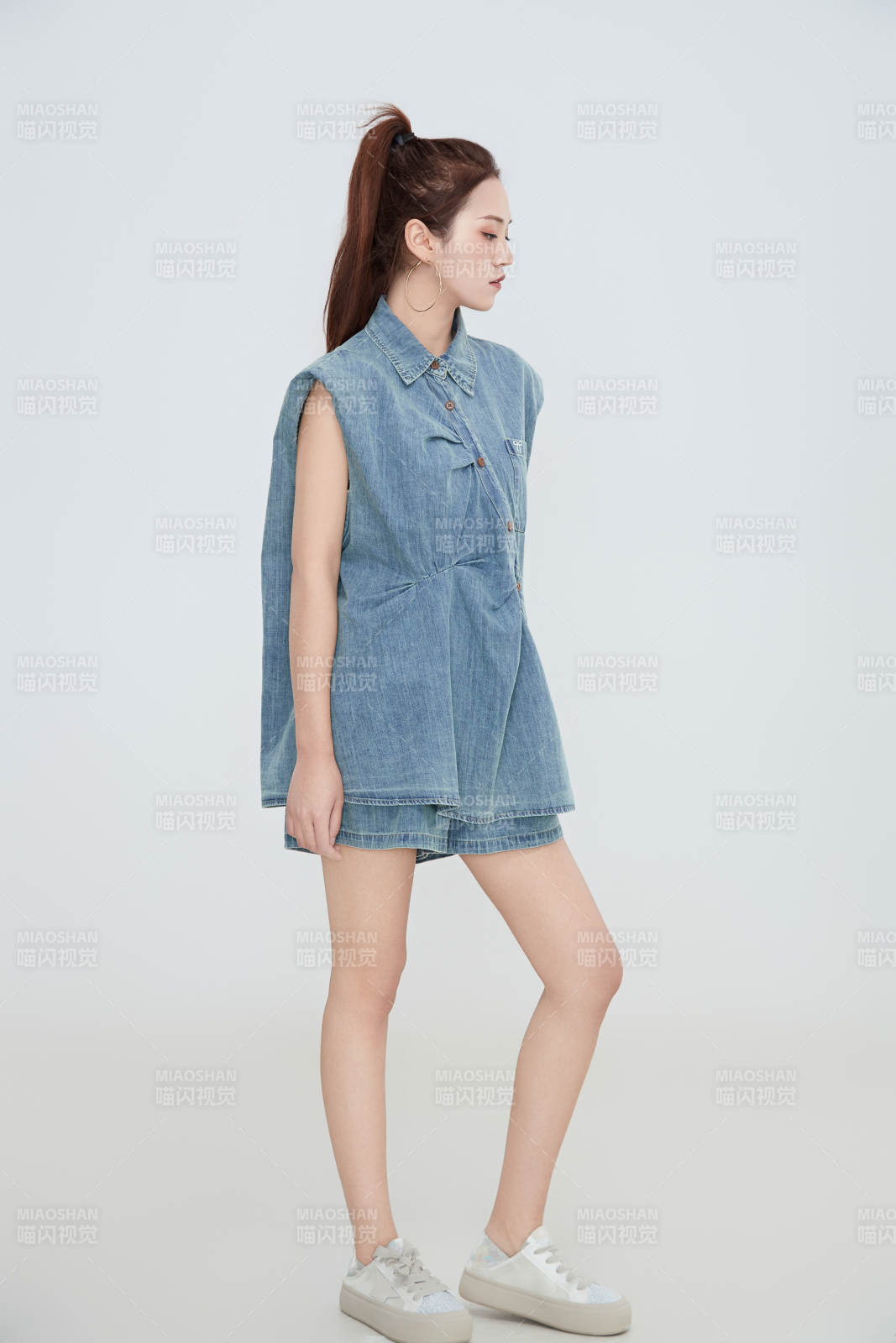 在摄影棚拍摄的青年时尚女性图片