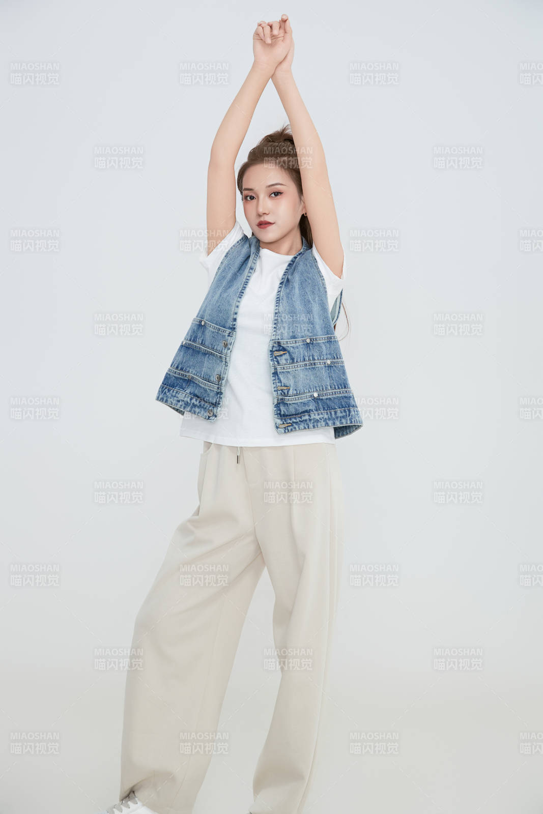 在摄影棚拍摄的青年时尚女性图片