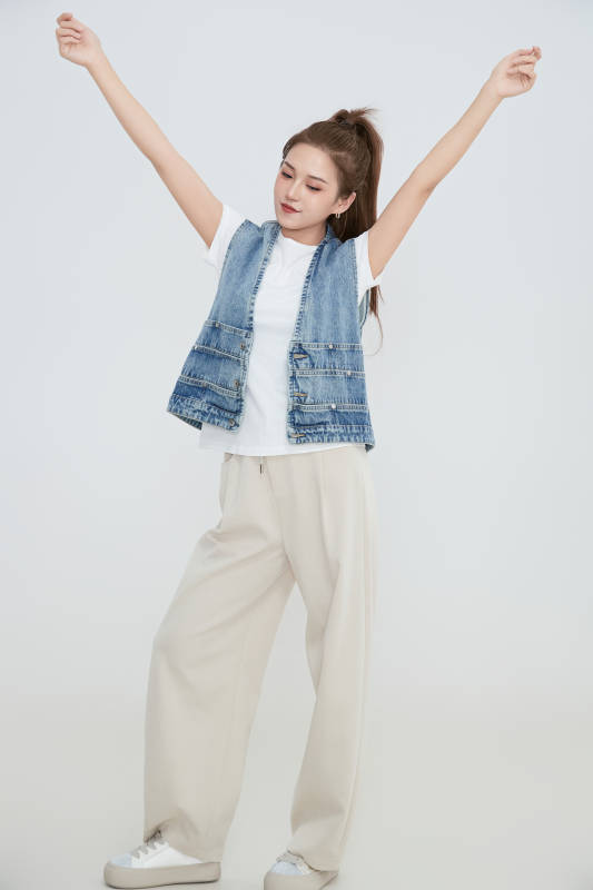 在摄影棚拍摄的青年时尚女性图片