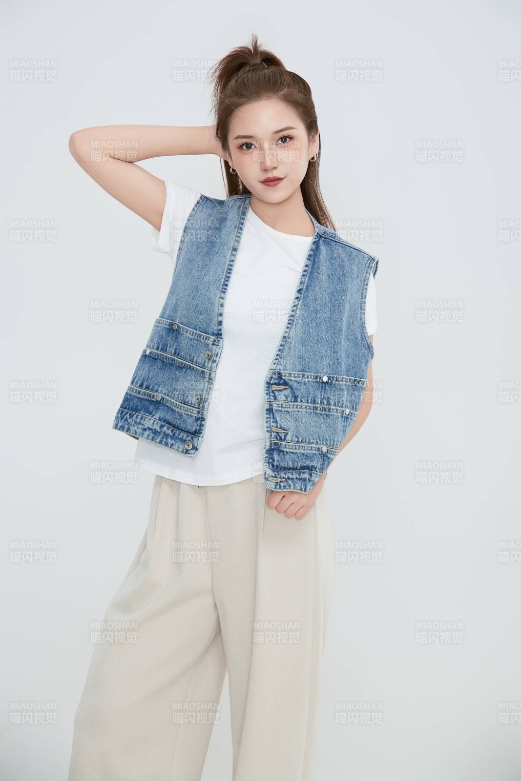 在摄影棚拍摄的青年时尚女性图片