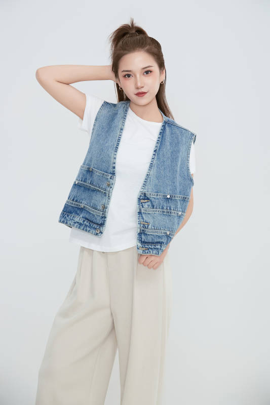 在摄影棚拍摄的青年时尚女性图片