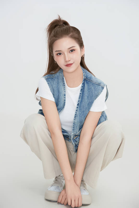 在摄影棚拍摄的青年时尚女性图片