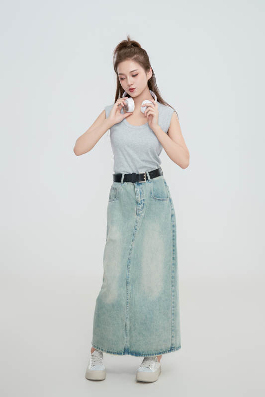 在摄影棚拍摄的青年时尚女性图片