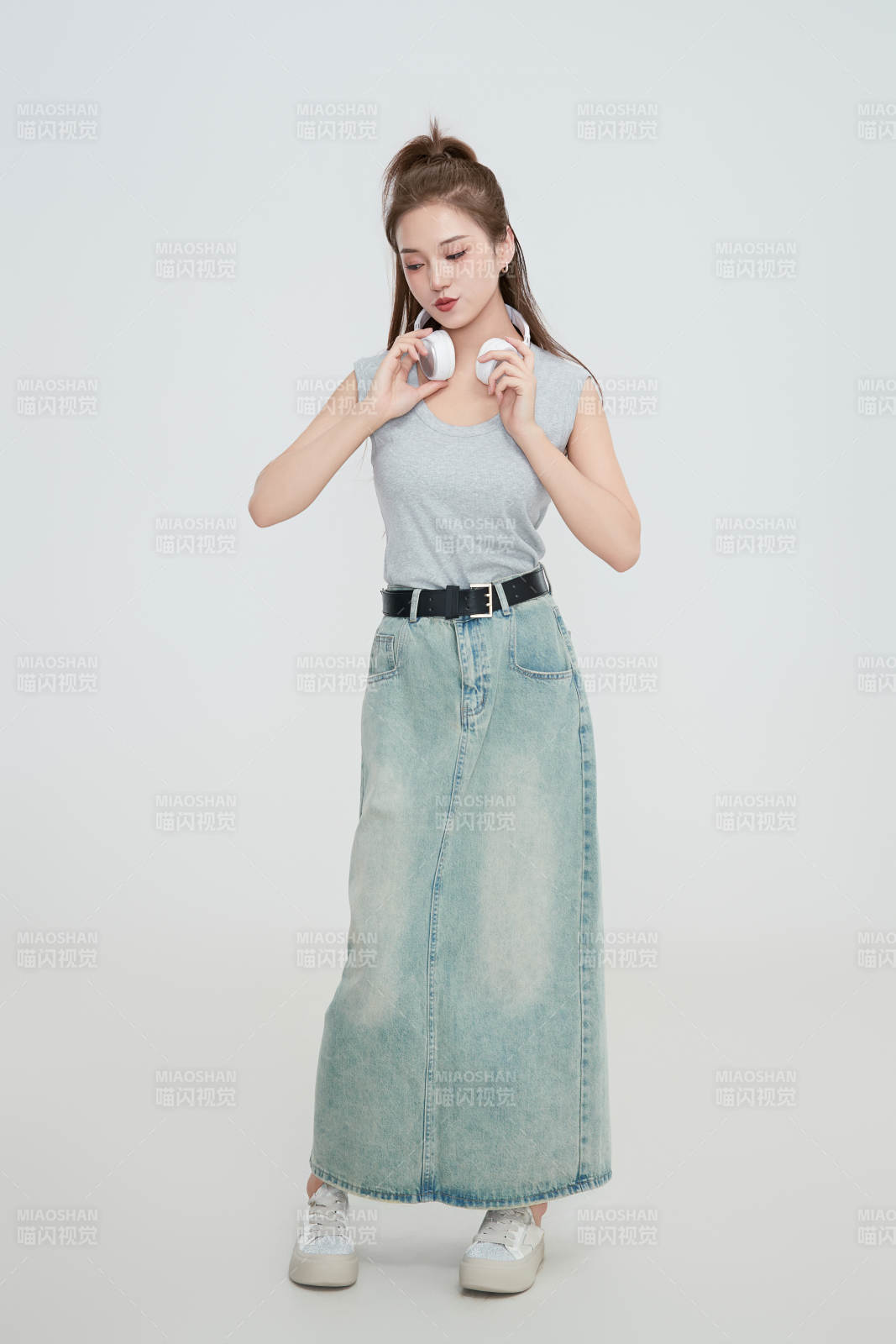 在摄影棚拍摄的青年时尚女性图片