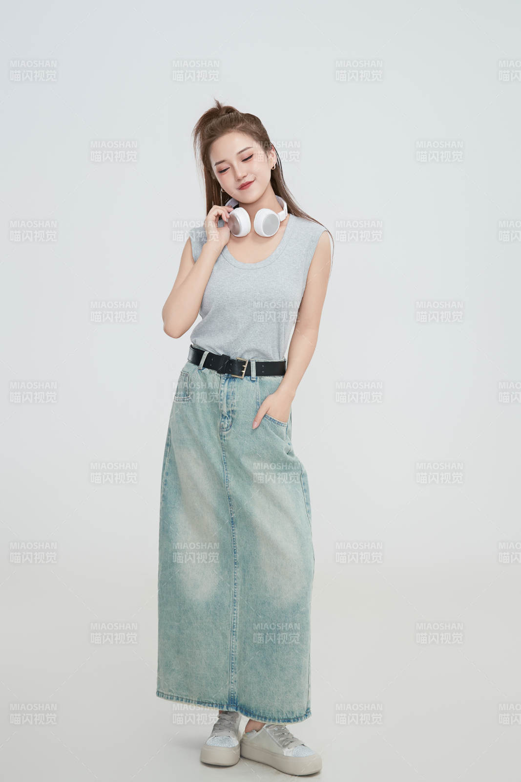 在摄影棚拍摄的青年时尚女性图片