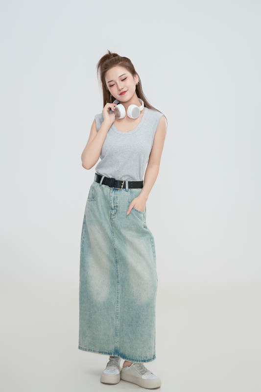 在摄影棚拍摄的青年时尚女性图片