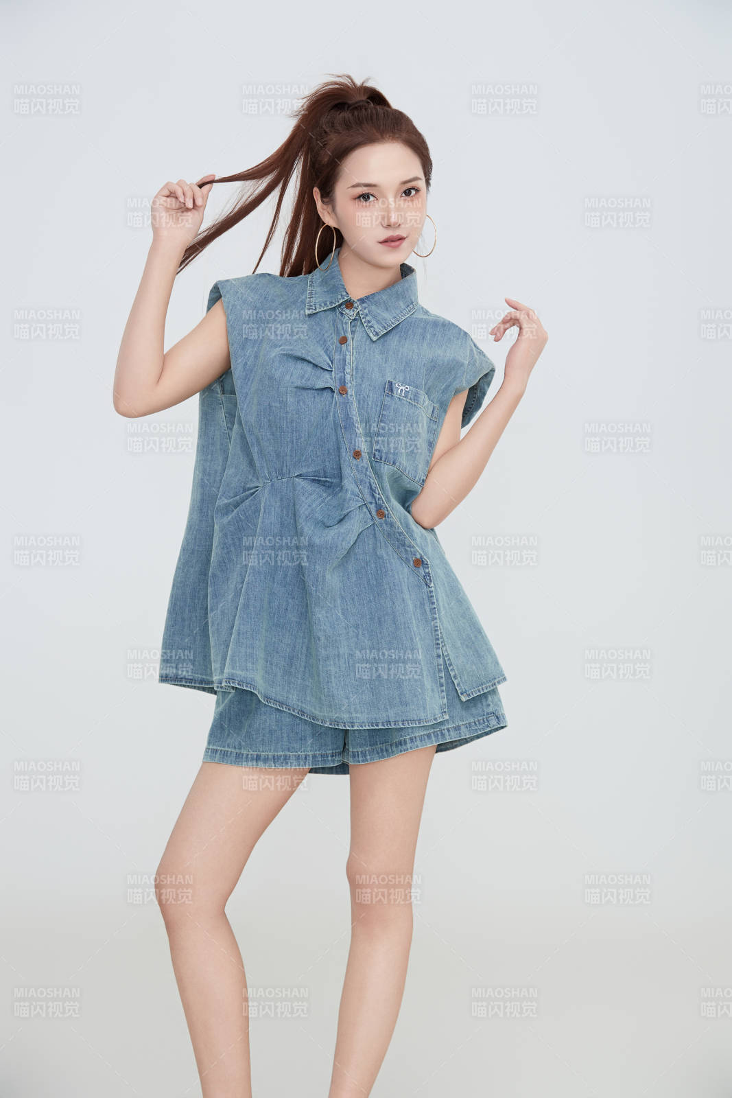 在摄影棚拍摄的青年时尚女性图片