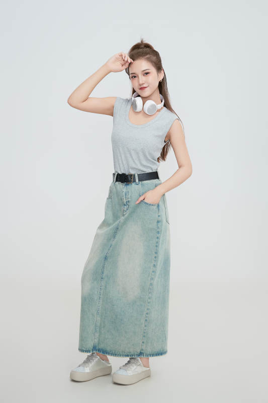 在摄影棚拍摄的青年时尚女性图片