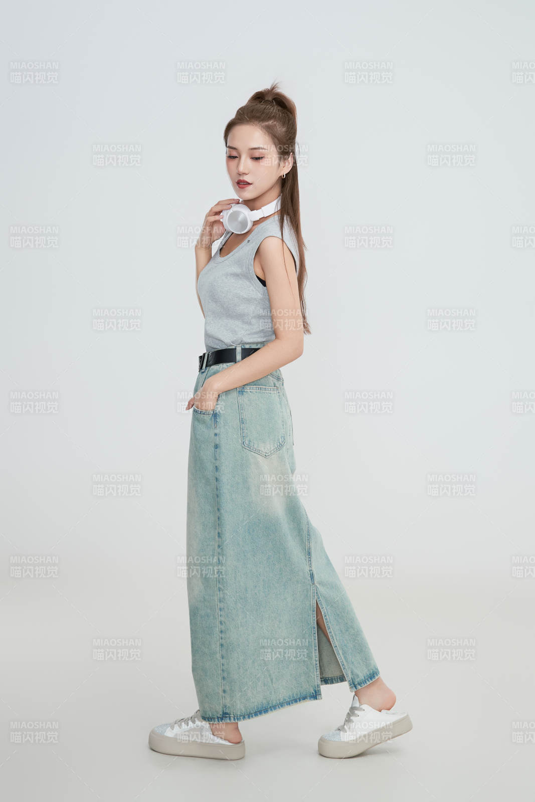 在摄影棚拍摄的青年时尚女性图片