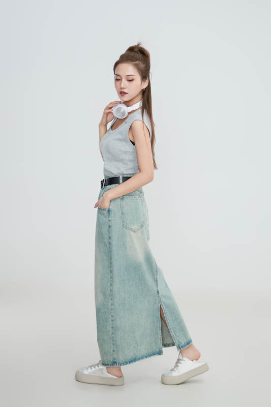 在摄影棚拍摄的青年时尚女性图片