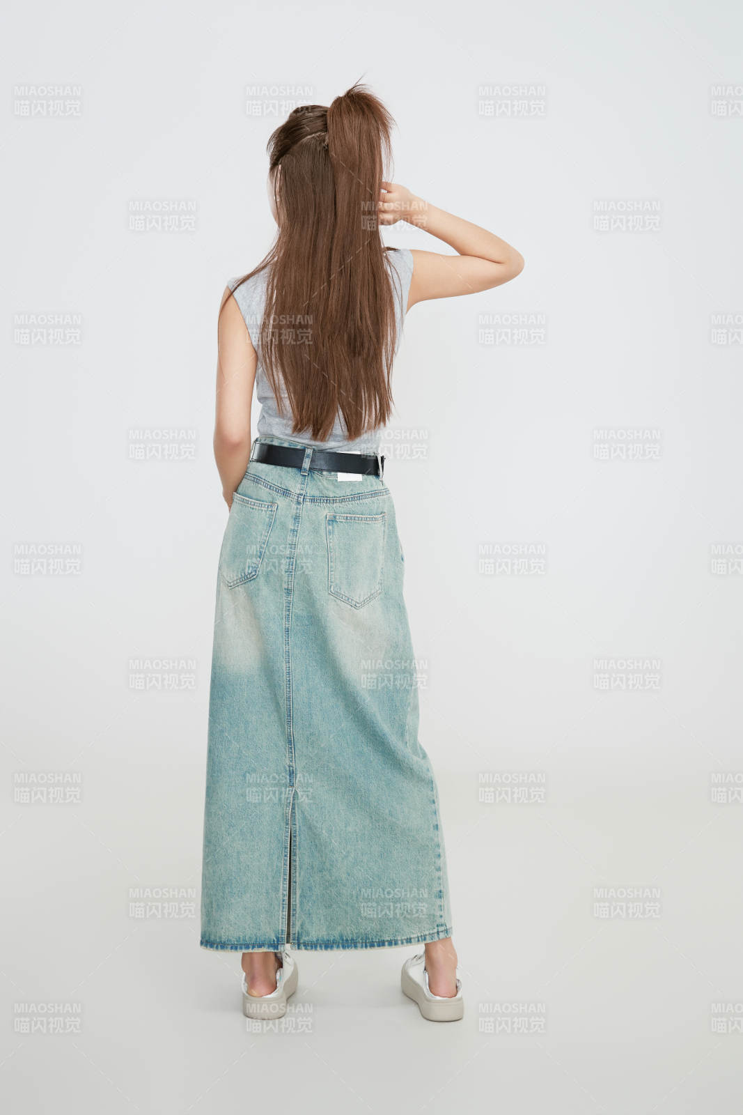 在摄影棚拍摄的青年时尚女性图片