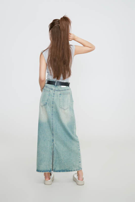 在摄影棚拍摄的青年时尚女性图片