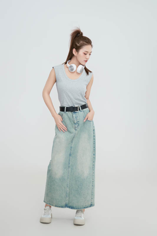 在摄影棚拍摄的青年时尚女性图片