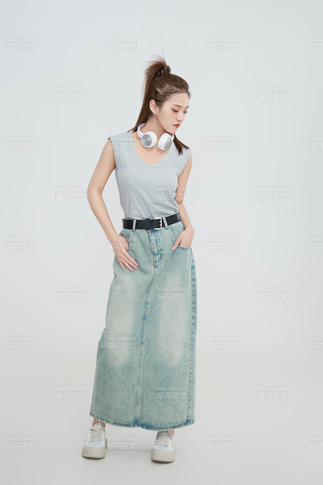 在摄影棚拍摄的青年时尚女性图片