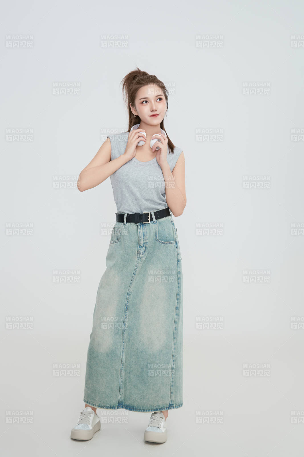 在摄影棚拍摄的青年时尚女性图片