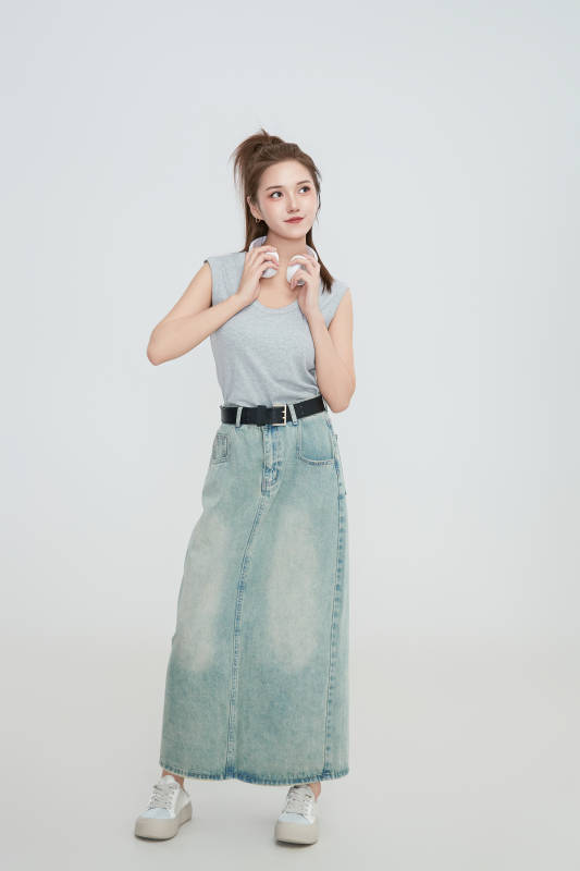 在摄影棚拍摄的青年时尚女性图片