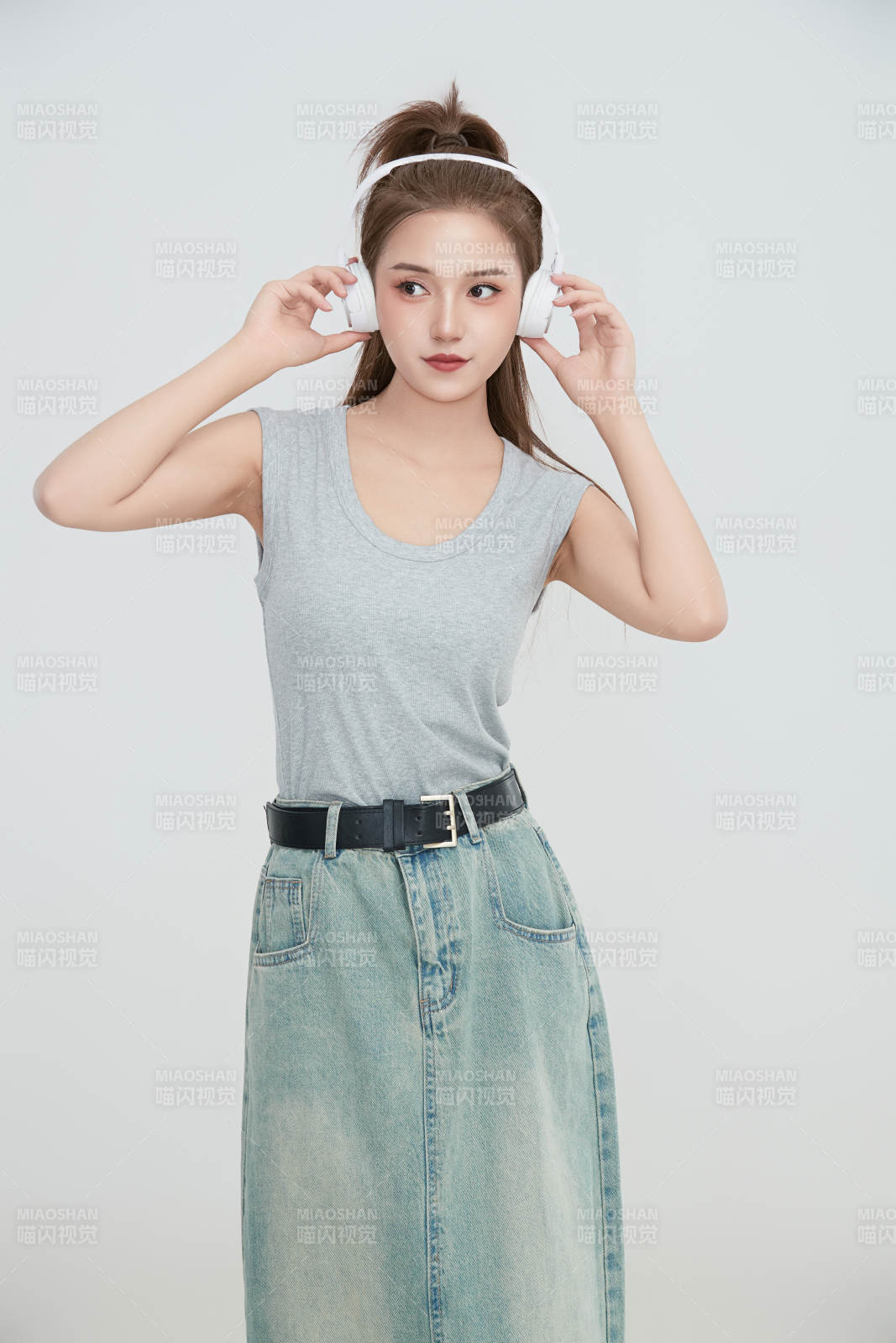 在摄影棚拍摄的青年时尚女性图片