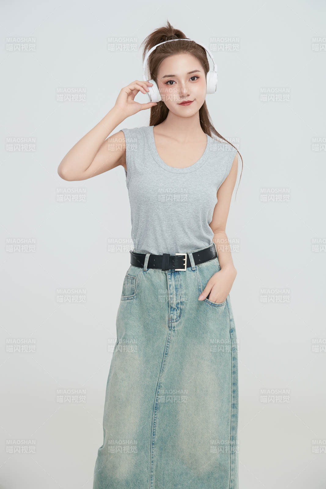 在摄影棚拍摄的青年时尚女性图片