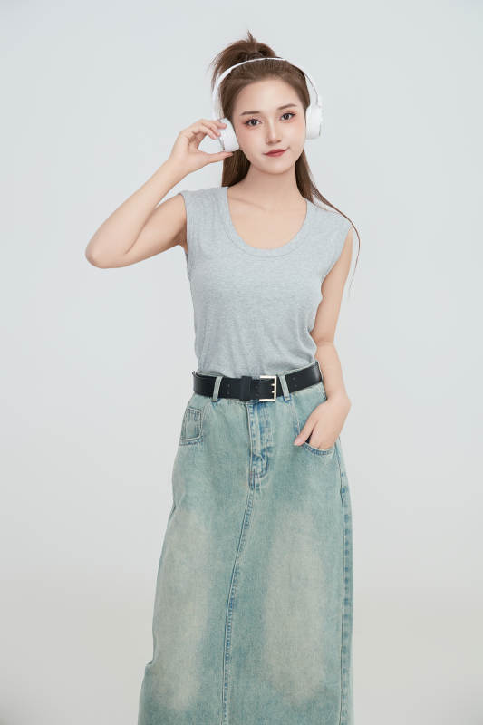 在摄影棚拍摄的青年时尚女性图片