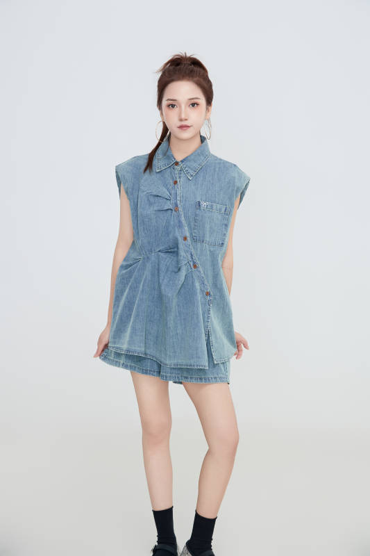 在摄影棚拍摄的青年时尚女性图片