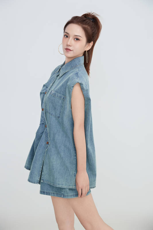 在摄影棚拍摄的青年时尚女性图片