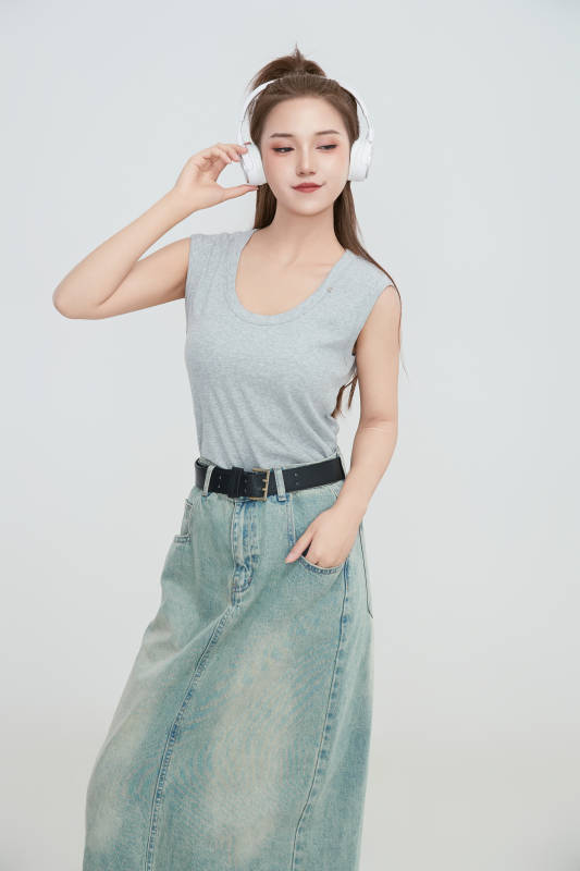 在摄影棚拍摄的青年时尚女性图片