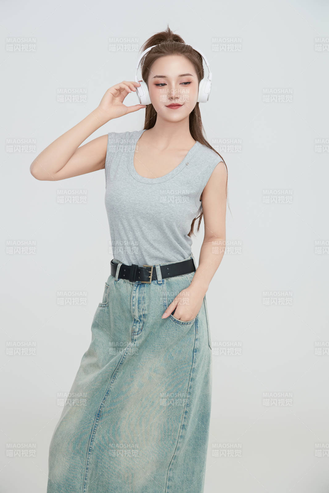 在摄影棚拍摄的青年时尚女性图片