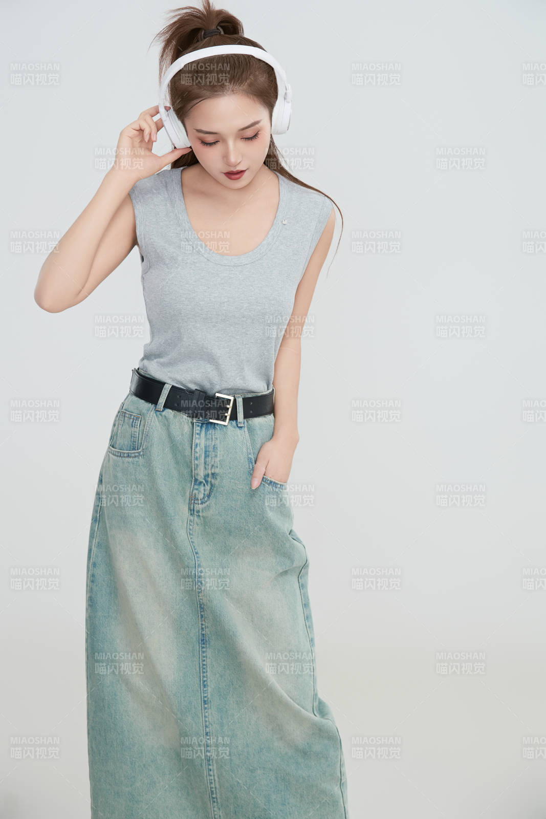 在摄影棚拍摄的青年时尚女性图片