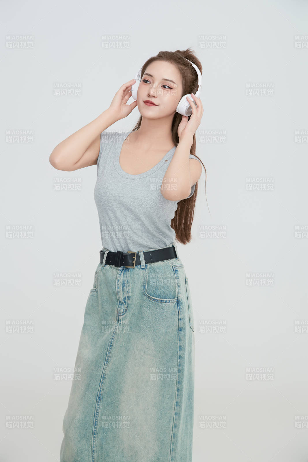 在摄影棚拍摄的青年时尚女性图片