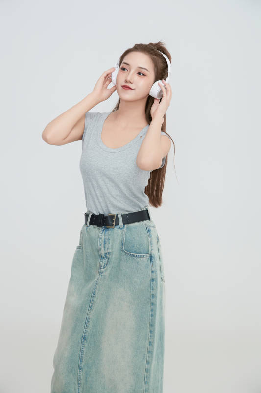 在摄影棚拍摄的青年时尚女性图片