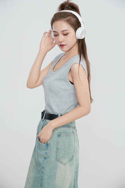 在摄影棚拍摄的青年时尚女性图片