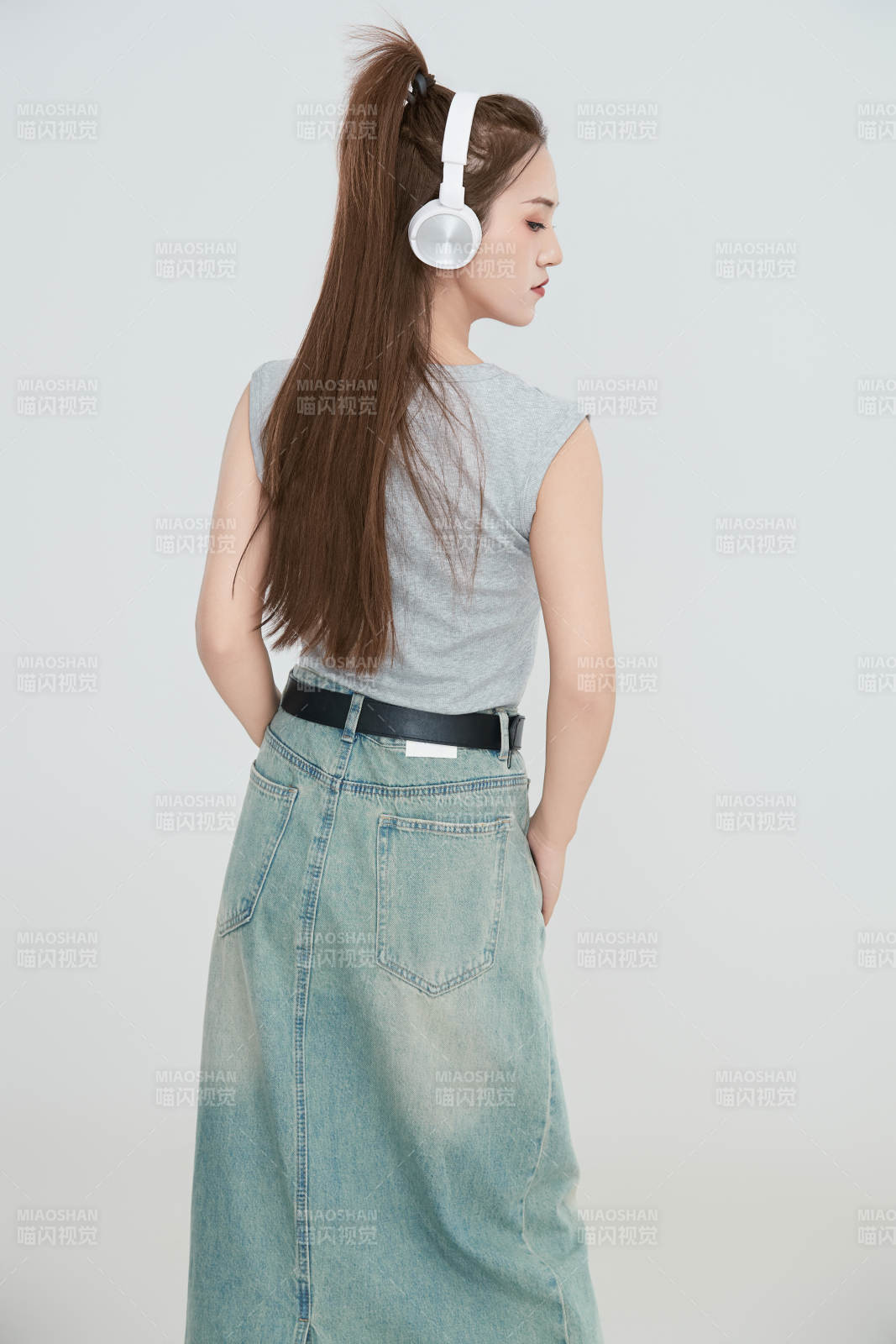 在摄影棚拍摄的青年时尚女性图片