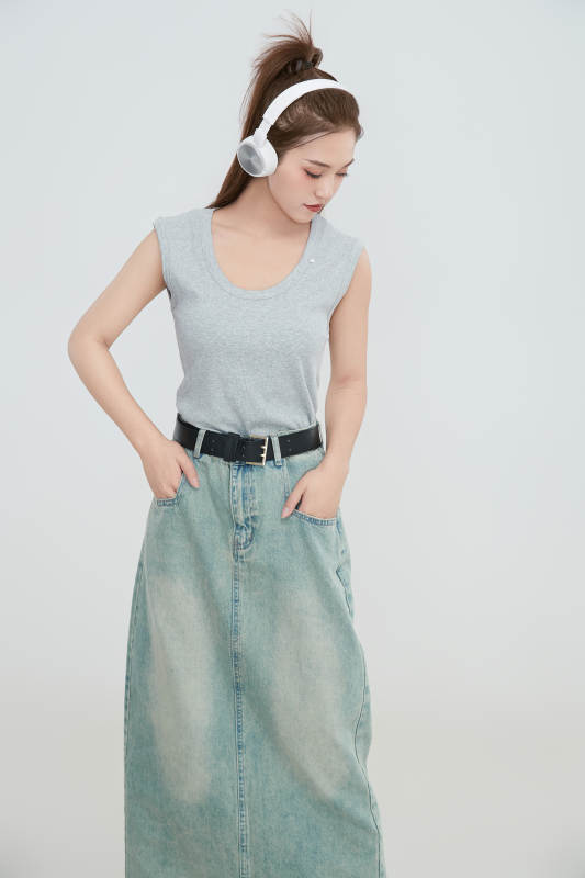 在摄影棚拍摄的青年时尚女性图片