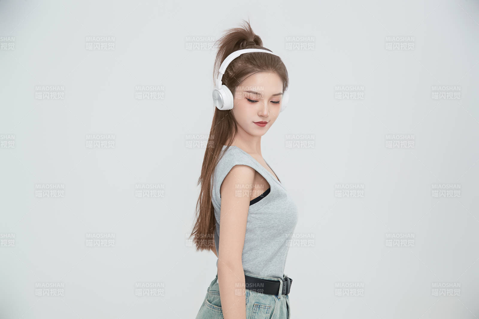 在摄影棚拍摄的青年时尚女性图片