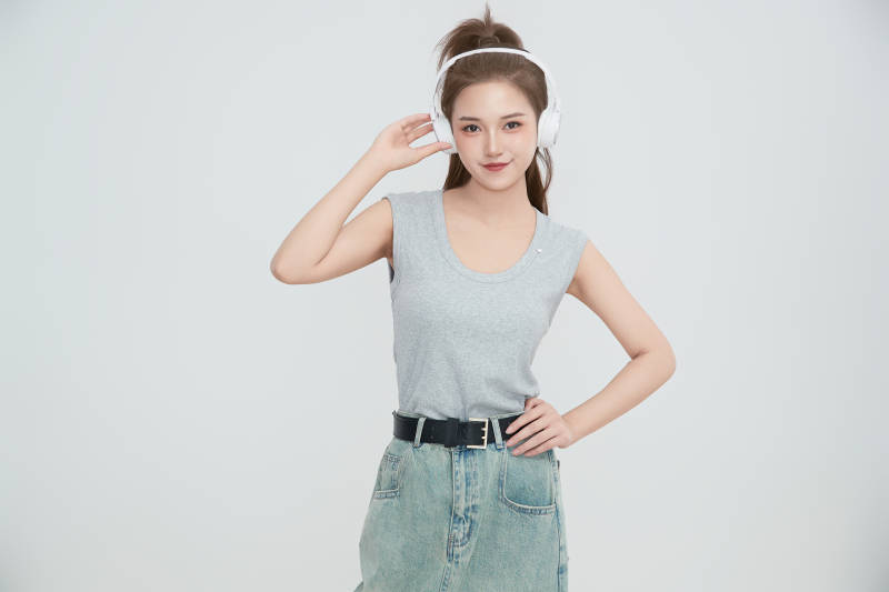 在摄影棚拍摄的青年时尚女性图片