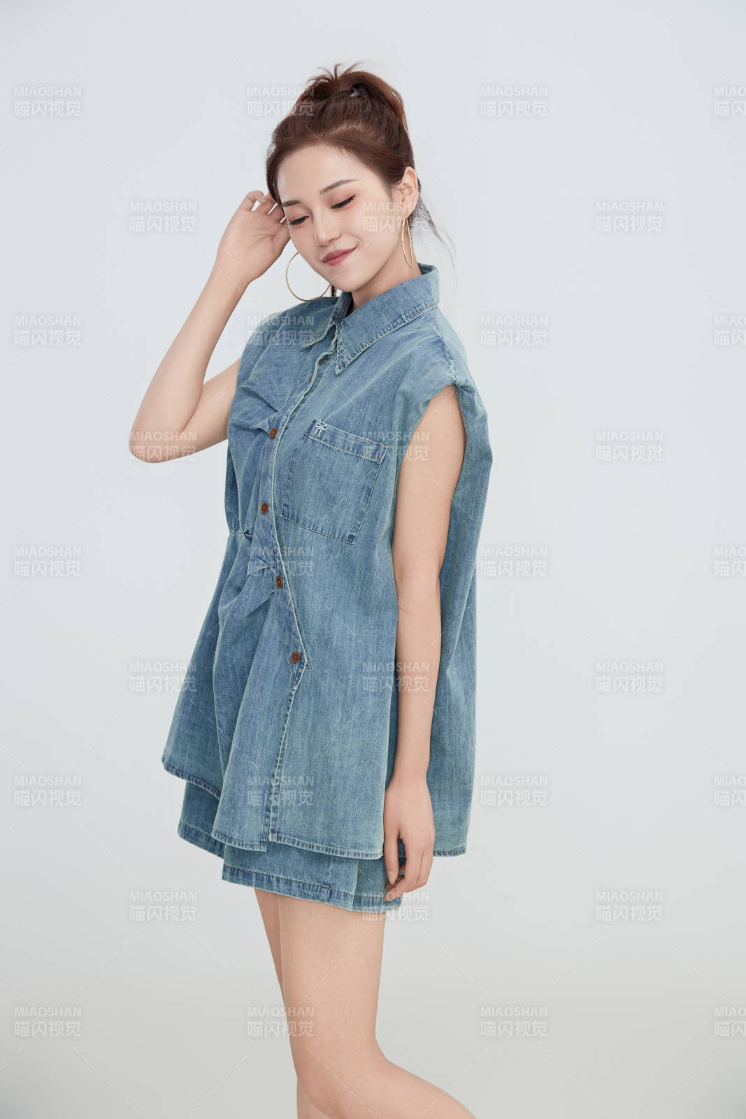 在摄影棚拍摄的青年时尚女性图片