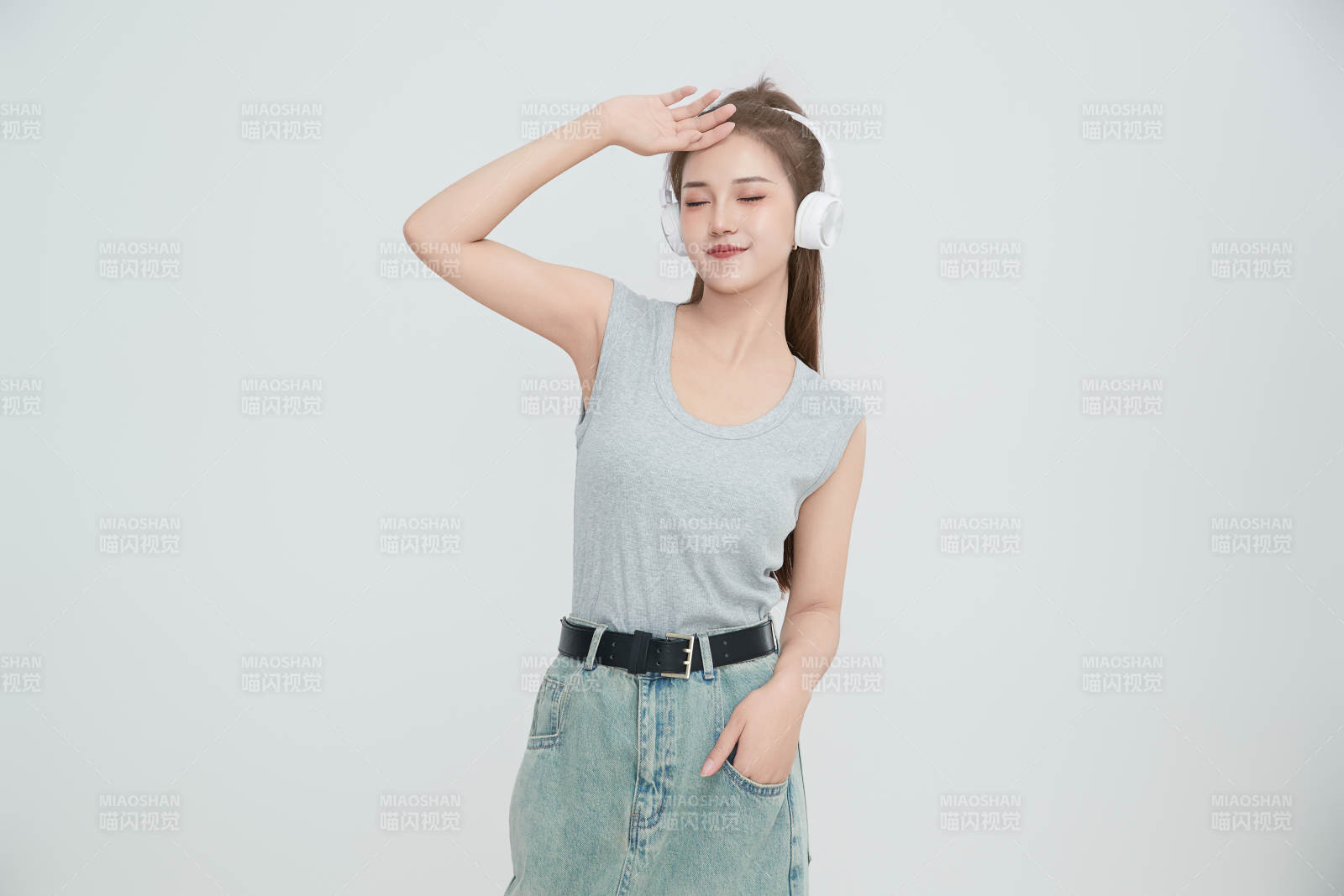 在摄影棚拍摄的青年时尚女性图片