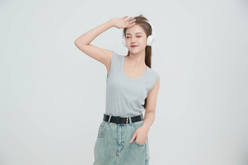 在摄影棚拍摄的青年时尚女性图片