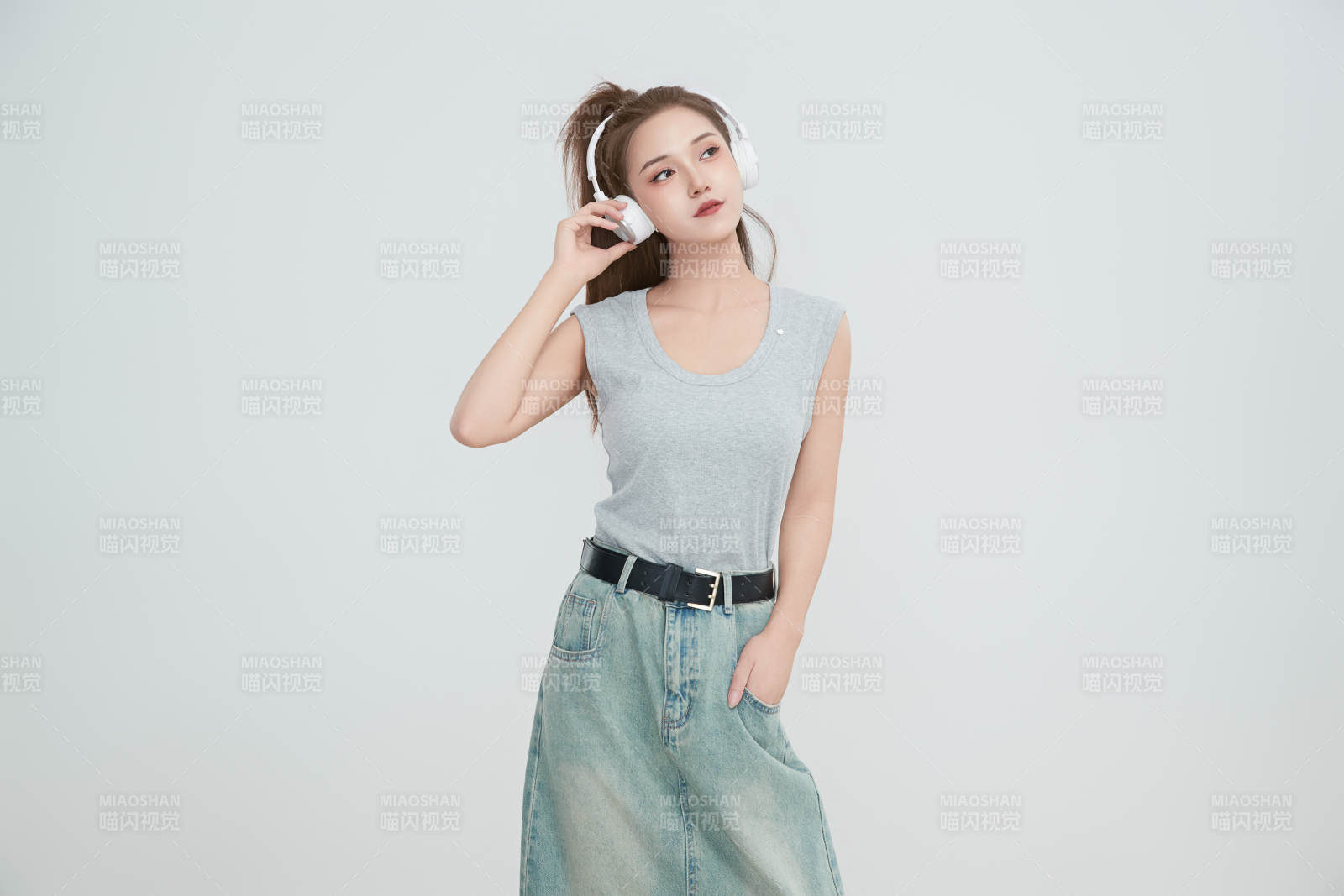 在摄影棚拍摄的青年时尚女性图片