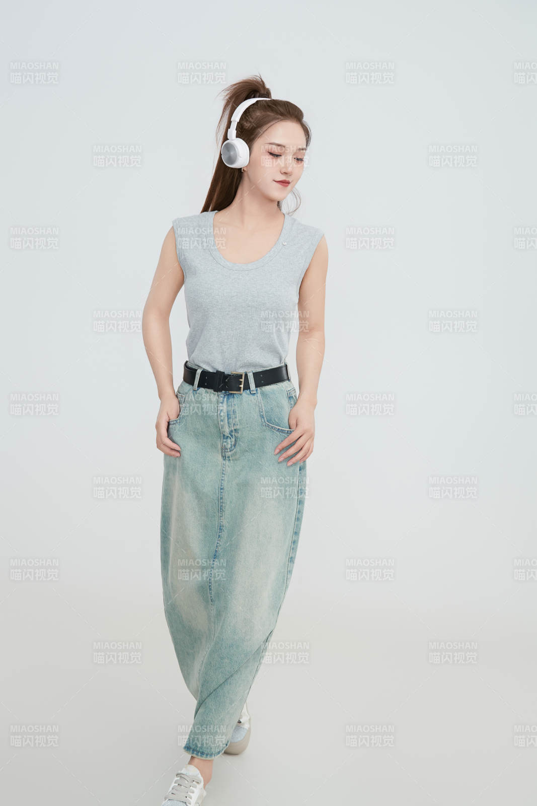 在摄影棚拍摄的青年时尚女性图片