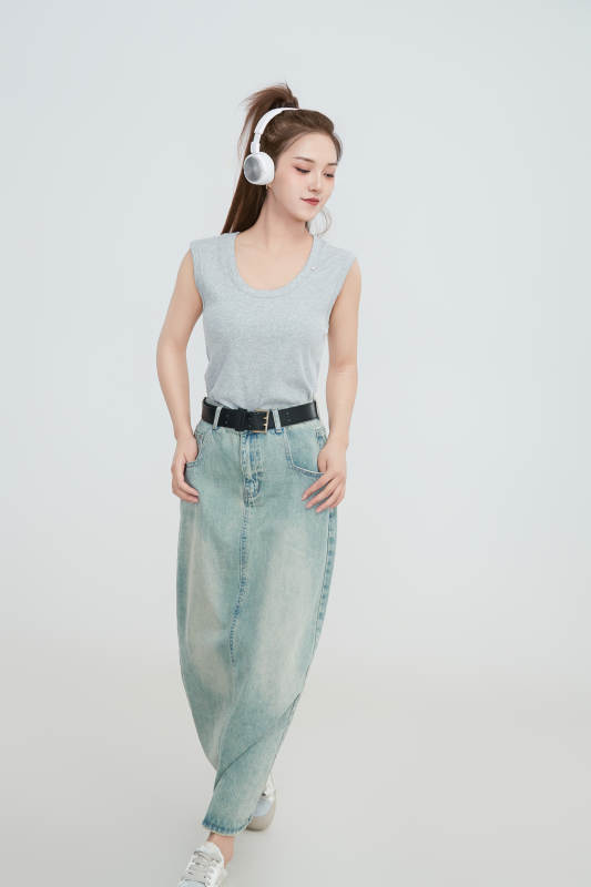 在摄影棚拍摄的青年时尚女性图片