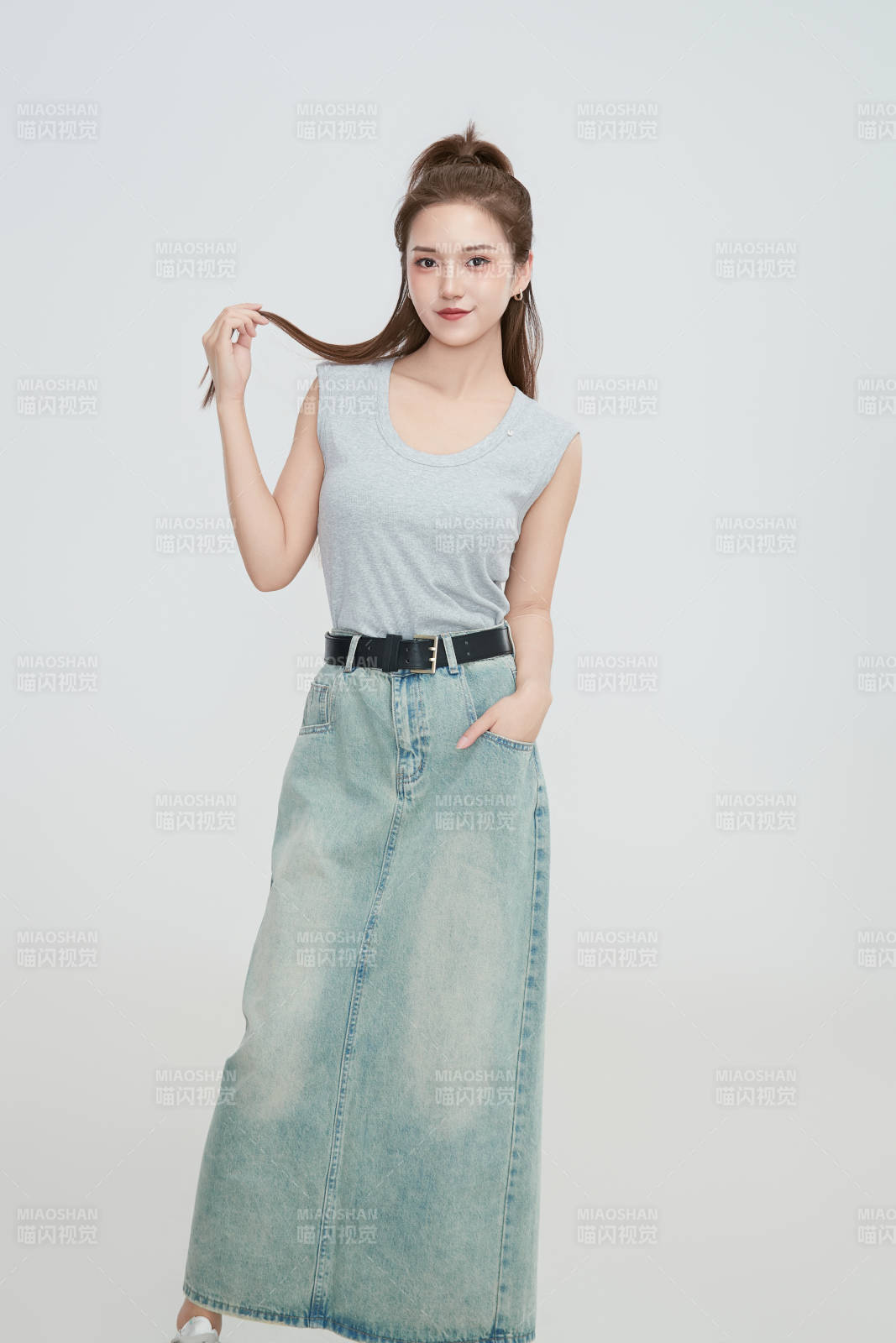 在摄影棚拍摄的青年时尚女性图片