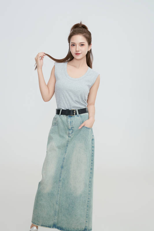 在摄影棚拍摄的青年时尚女性图片