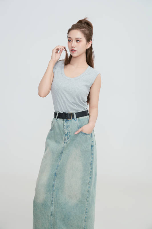 在摄影棚拍摄的青年时尚女性图片