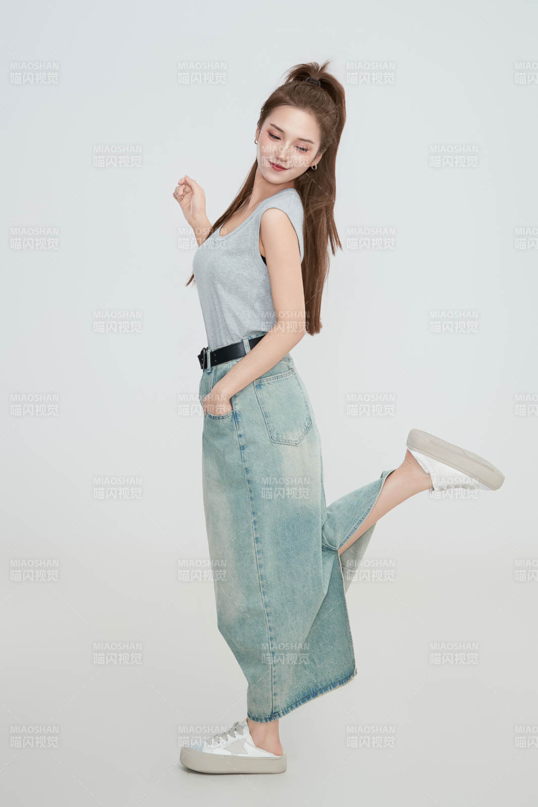 在摄影棚拍摄的青年时尚女性图片