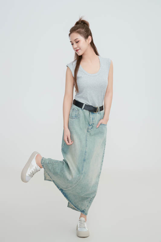 在摄影棚拍摄的青年时尚女性图片