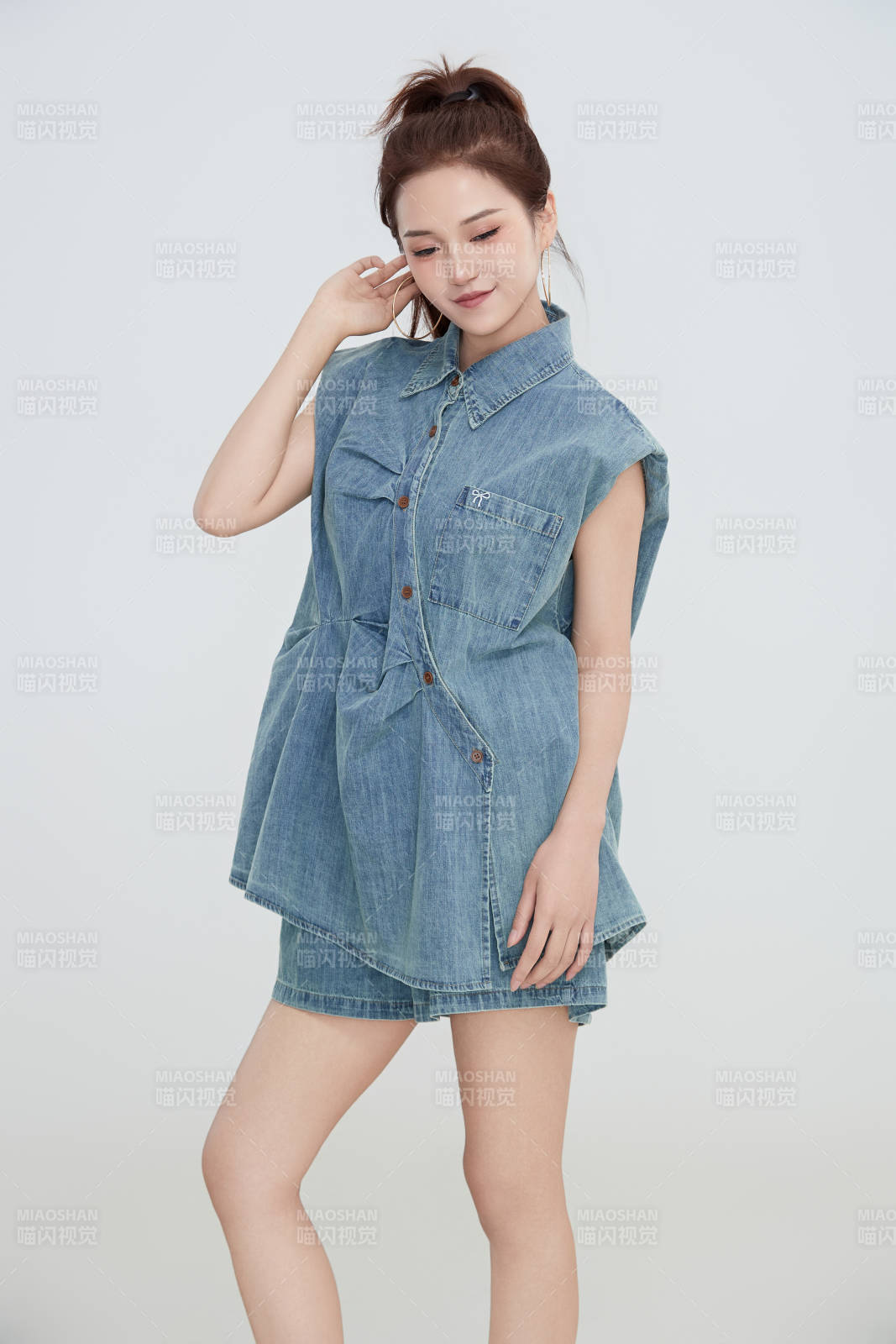 在摄影棚拍摄的青年时尚女性图片