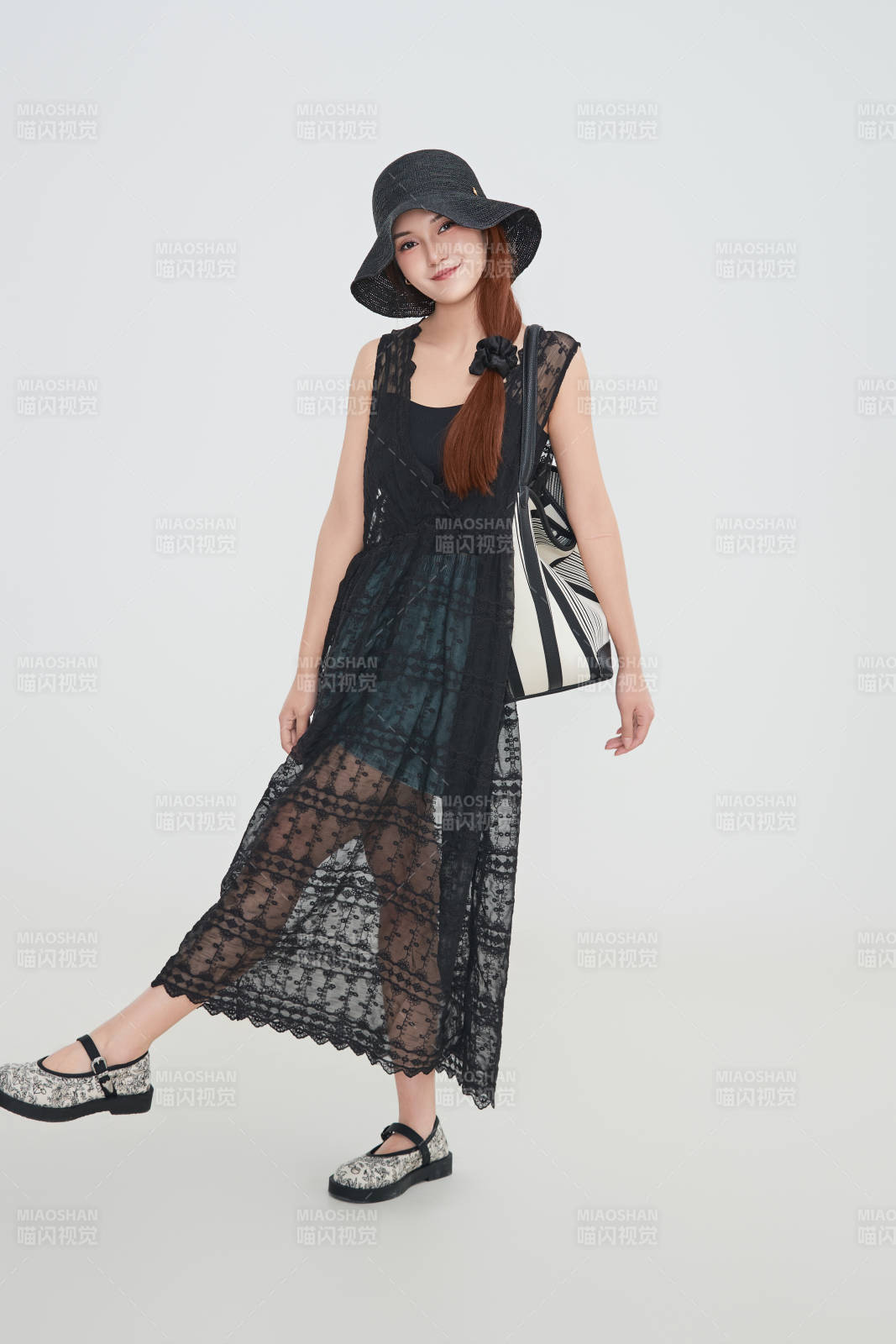 在摄影棚拍摄的青年时尚女性图片