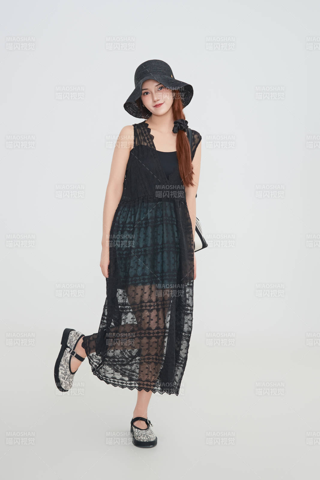 在摄影棚拍摄的青年时尚女性图片