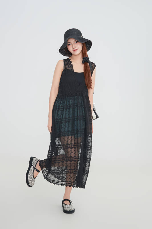 在摄影棚拍摄的青年时尚女性图片